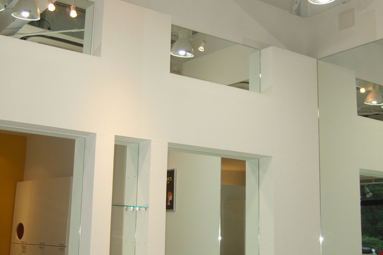 美容室、インテリアデザイン壁の鏡のデザイン写真